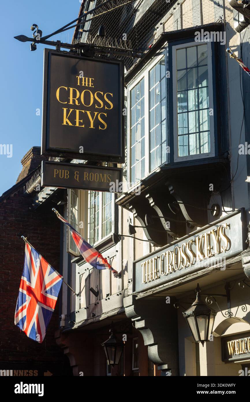 Die Cross Keys in Knutsford mit union Jack Flags, Cheshire, England Stockfoto