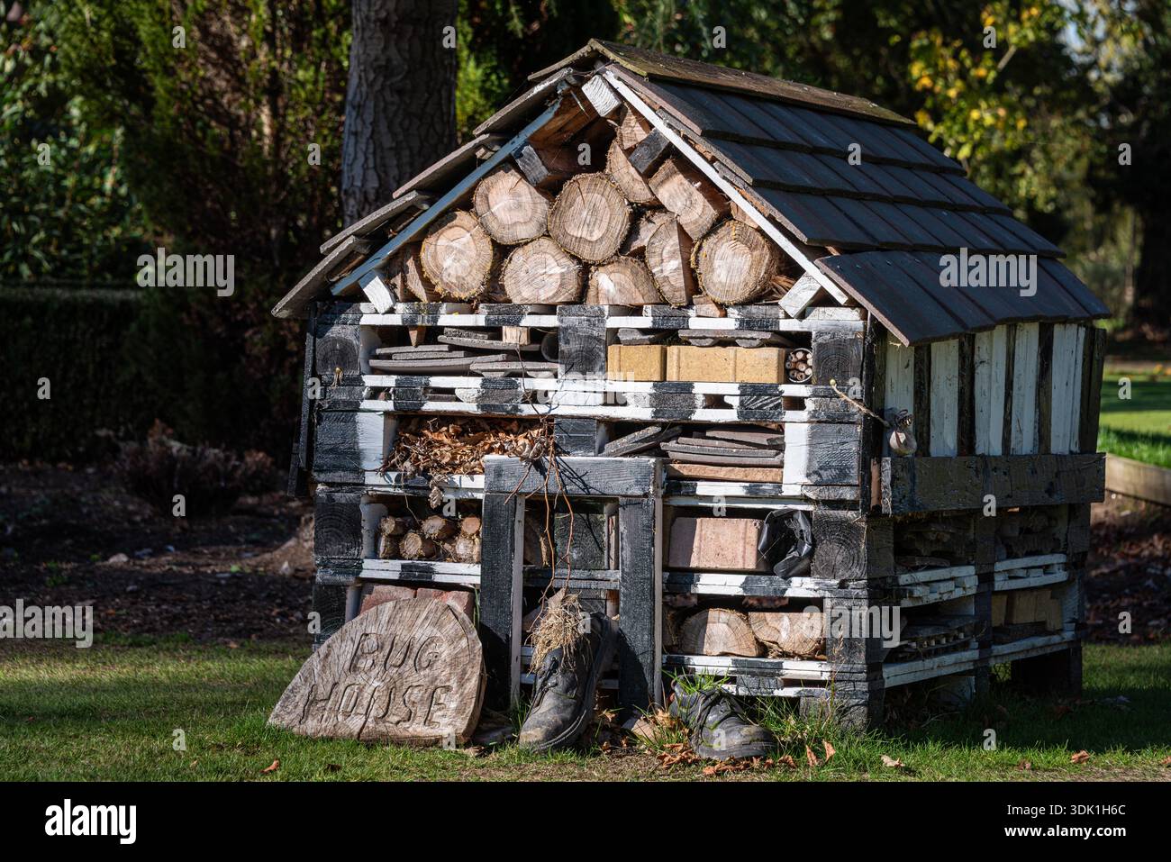 Großer Holzkäfer-Lebensraum aus Baumstämmen, Paletten und recycelten Materialien Stockfoto