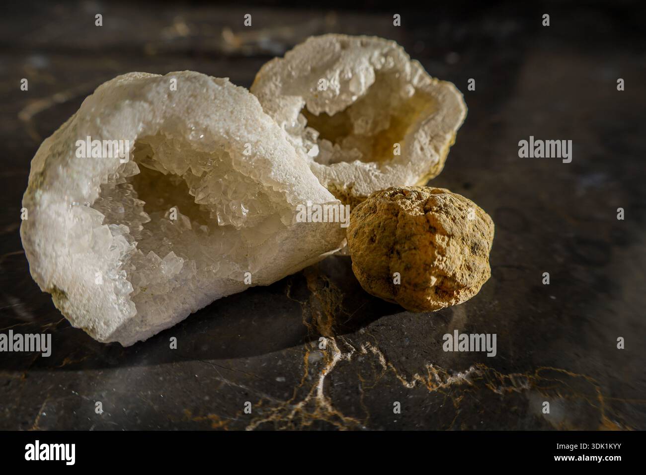 Sammlung von geschliffenen und rohen weißen Achatsteinen in weichem natürlichem Licht, geeignet für Mineralogie, Bildung, Wellness Stockfoto