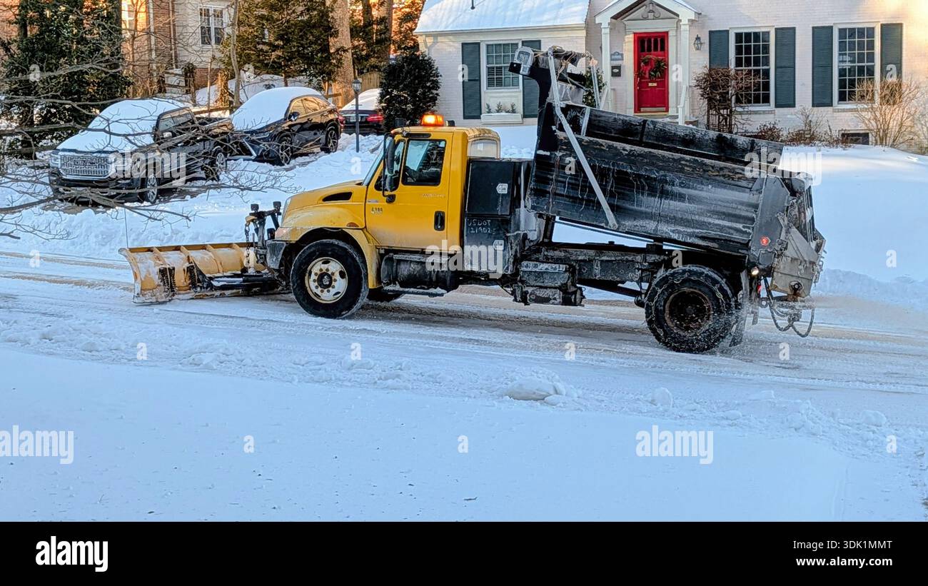 Ein kommunaler LKW, der nach einem Eissturm die Straße pflügt und schleift Stockfoto