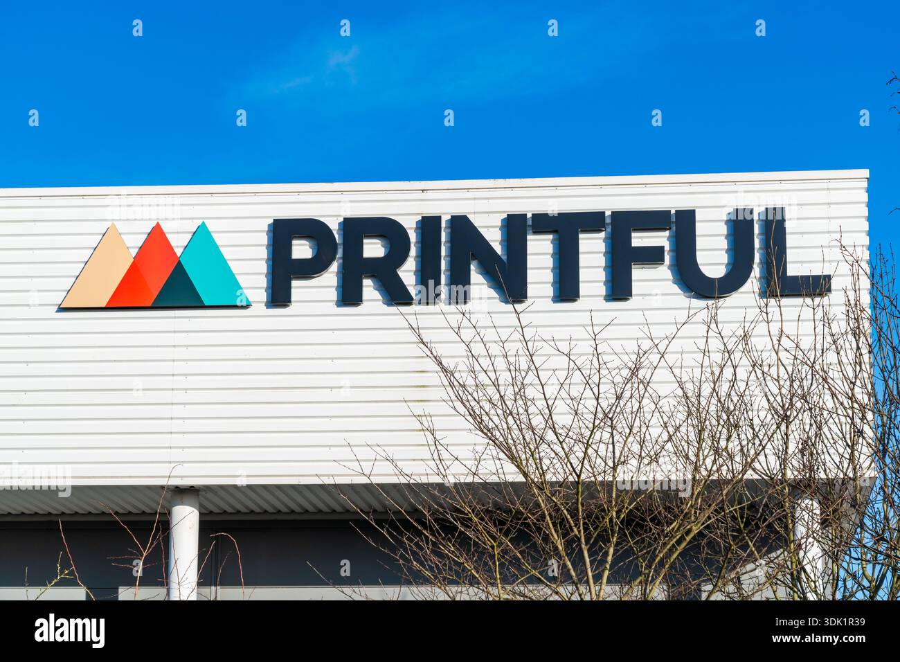 Wolverhampton, Großbritannien - 28. Januar 2026: Externes Bauzeichen von Printful, einem Print-on-Demand-Unternehmen in einem Versandzentrum in Großbritannien Stockfoto