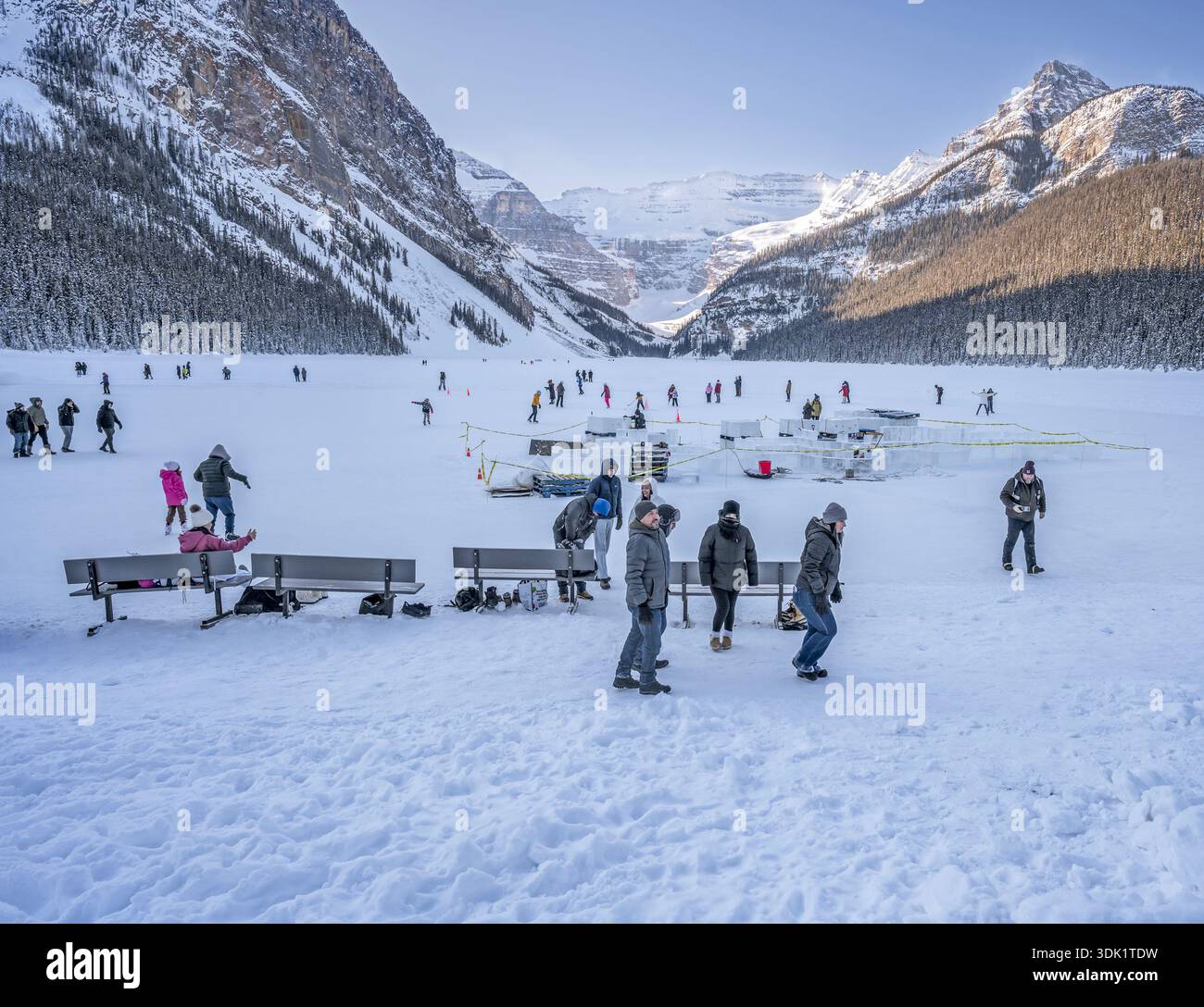 Lake Louise, Alberta, Kanada – 25. Januar 2026: Die Menschen versammeln sich am gefrorenen Lake Louise im Banff National Park Stockfoto
