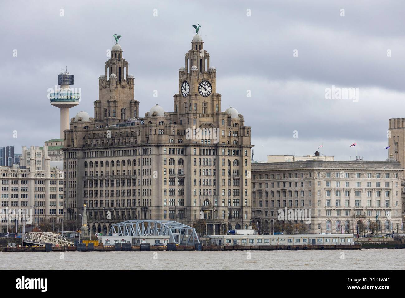 Liverpool, vereinigtes Königreich 4. Oktober 2025 Liverpool Royal Liver Building on the River Mersey, Historic City Landmark with Clock Towers Stockfoto