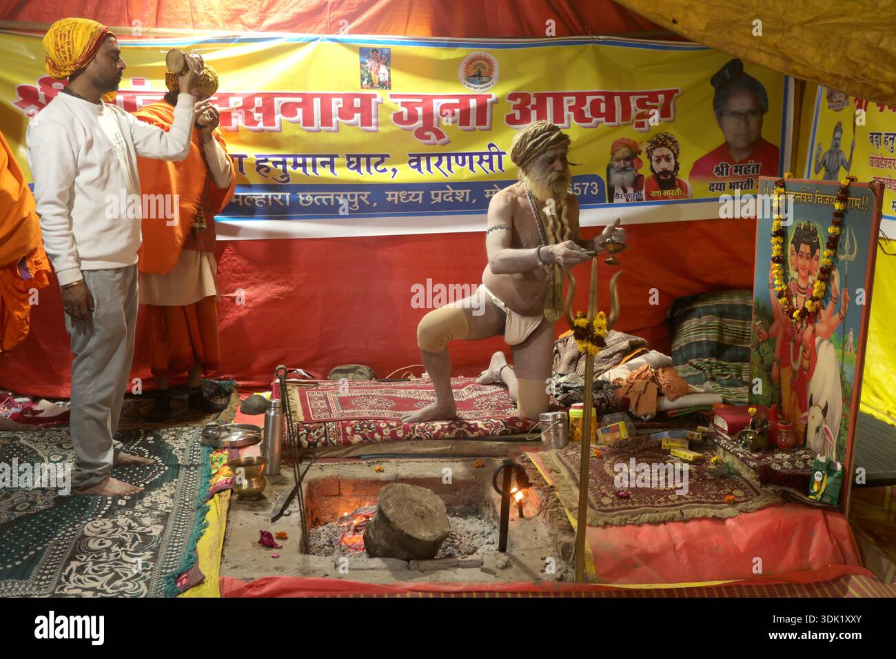 Während des einmonatigen „Magh Mela 2026“ in Sangam in Prayagraj, Indien, verehrt ein Holyman an seinem Platz auf Makar Sankranti. Stockfoto