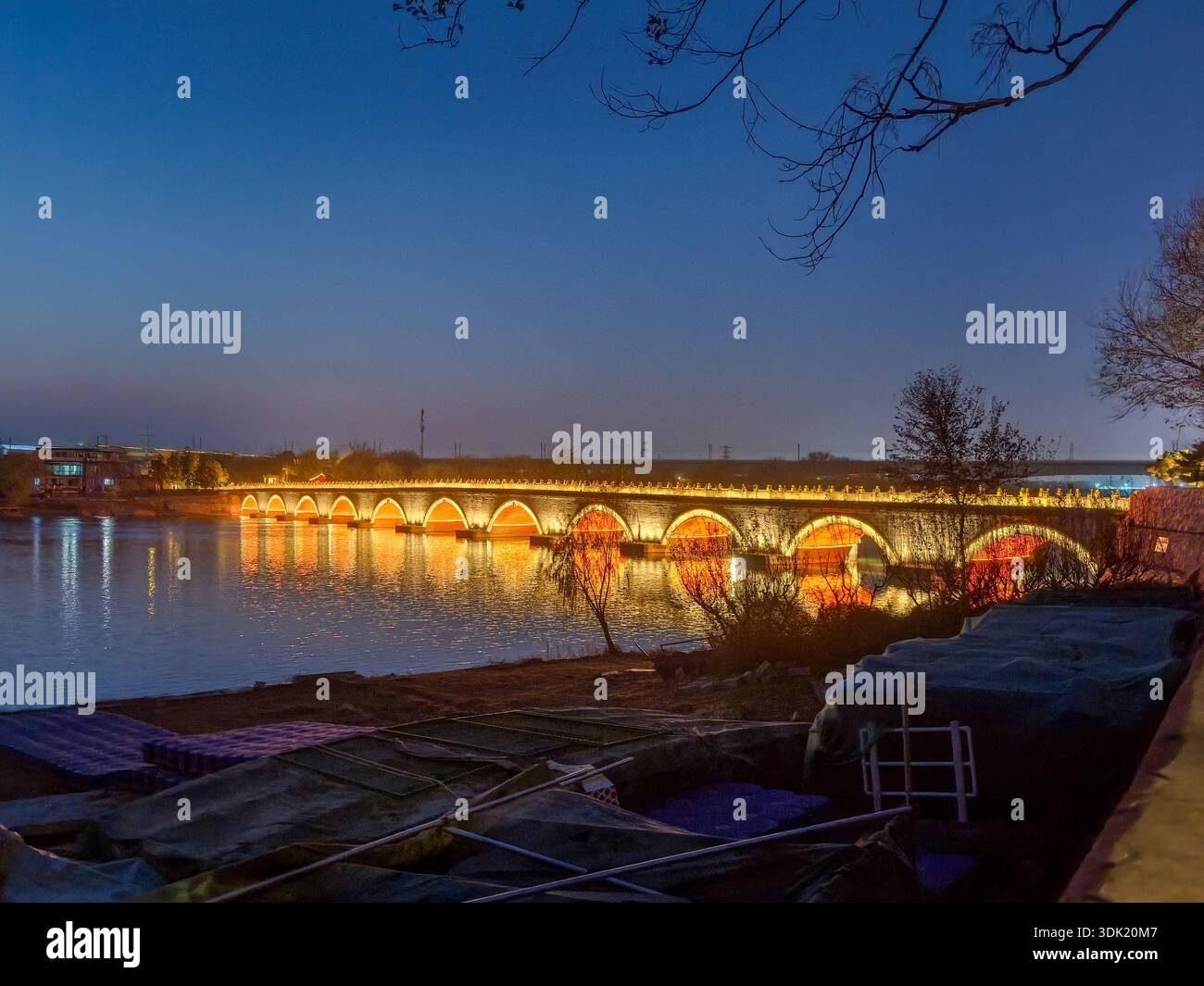 Beleuchtete Marco Polo Brücke bei Nacht - Smartphone-aufgenommenes Stockfoto