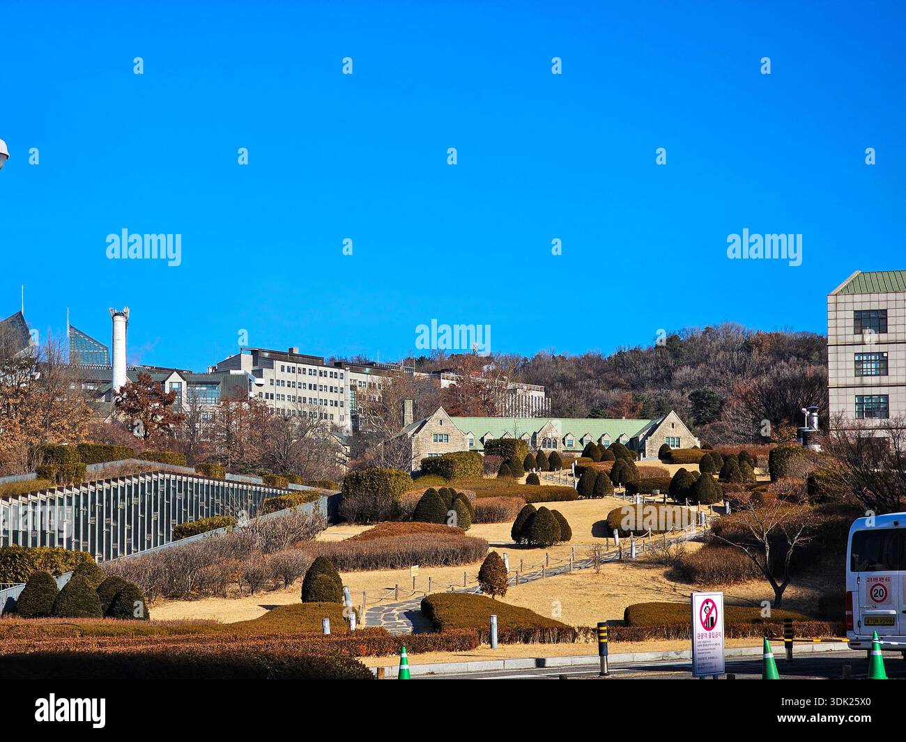 Seoul, Südkorea - 2. Januar 2026: Ein weites Landschaftsbild des Campus der Ewha Womans University während der Wintersaison. - Smartphone-aufgenommenes Stockfoto