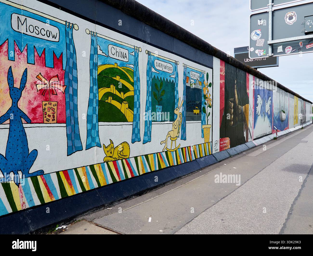 Berlin, Deutschland - Mai 2024: Graffiti an der Berliner Mauer in der East Side Gallery. Wandgemälde "Worlds People" von Schamil Gimajew. Stockfoto