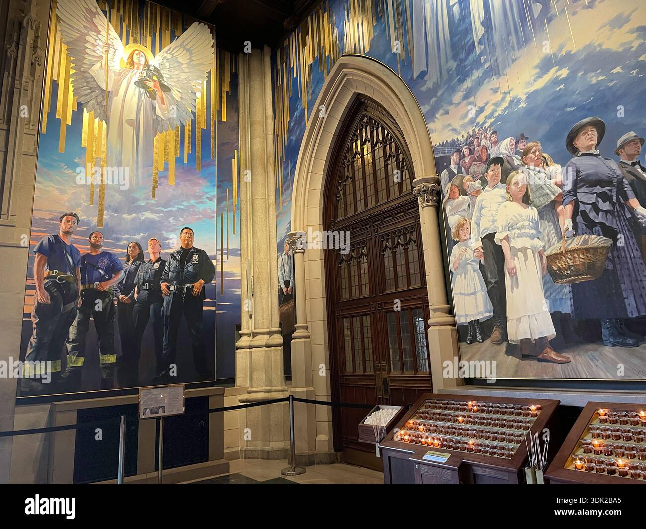 Das riesige Wandgemälde in bester Sicht der St. Patrick's Cathedral ist das erste große Kunstwerk seit über 150 Jahren, 2026 in New York City, USA - Smartphone-aufgenommenes Stockfoto