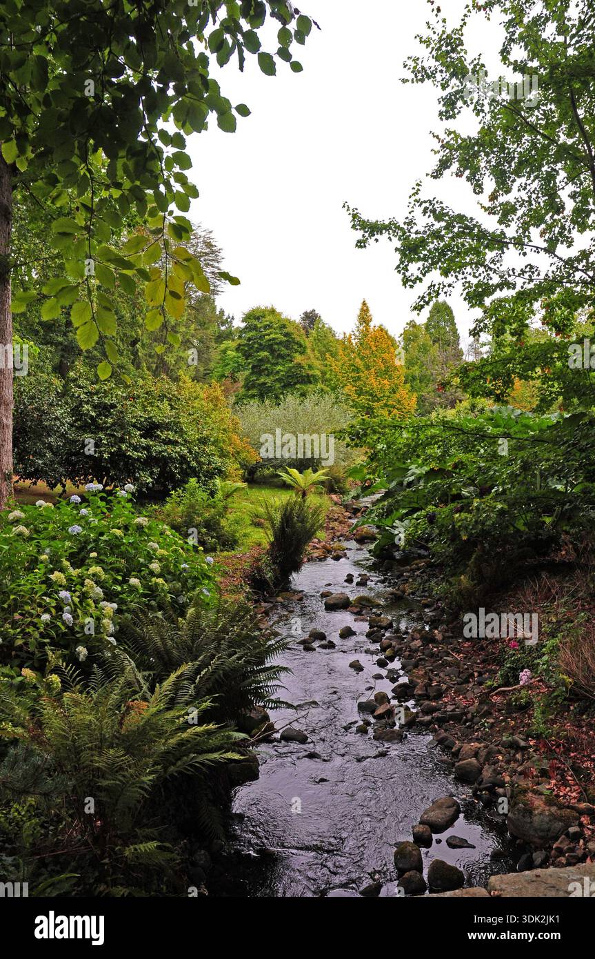 Blick auf die Llanover Gardens von der Brücke in der Nähe des Eingangs. Stockfoto