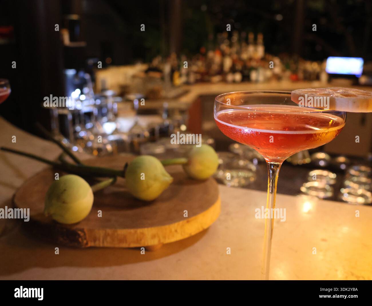 Ein Cocktail in der Singing Bird Lounge im Ananatara Lavana Resort auf Koh Samui, einem Ort der dritten Staffel der White Lotus, einer HBO-Serie von 2025. Stockfoto