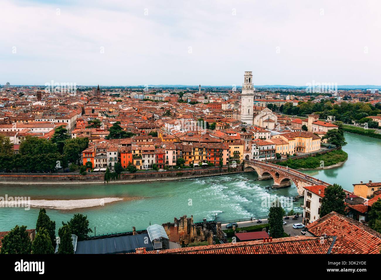 Ein Blick aus der Vogelperspektive von Verona, Italien, zeigt die Stadtarchitektur, die Etsch und den berühmten Aussichtspunkt Castel San Pietro. Stockfoto