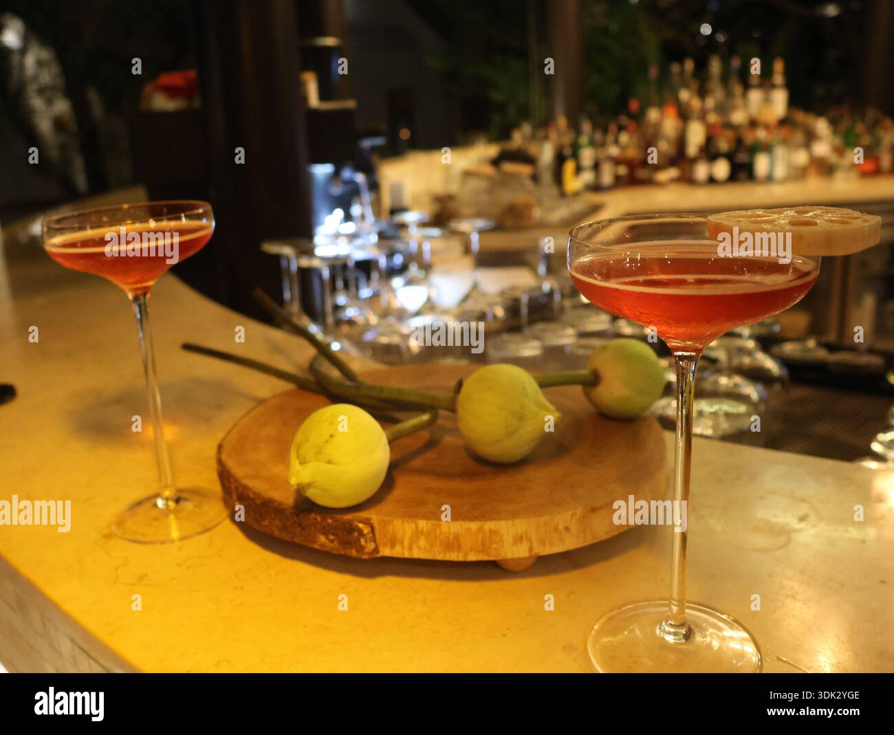 Ein Cocktail in der Singing Bird Lounge im Ananatara Lavana Resort auf Koh Samui, einem Ort der dritten Staffel der White Lotus, einer HBO-Serie von 2025. Stockfoto