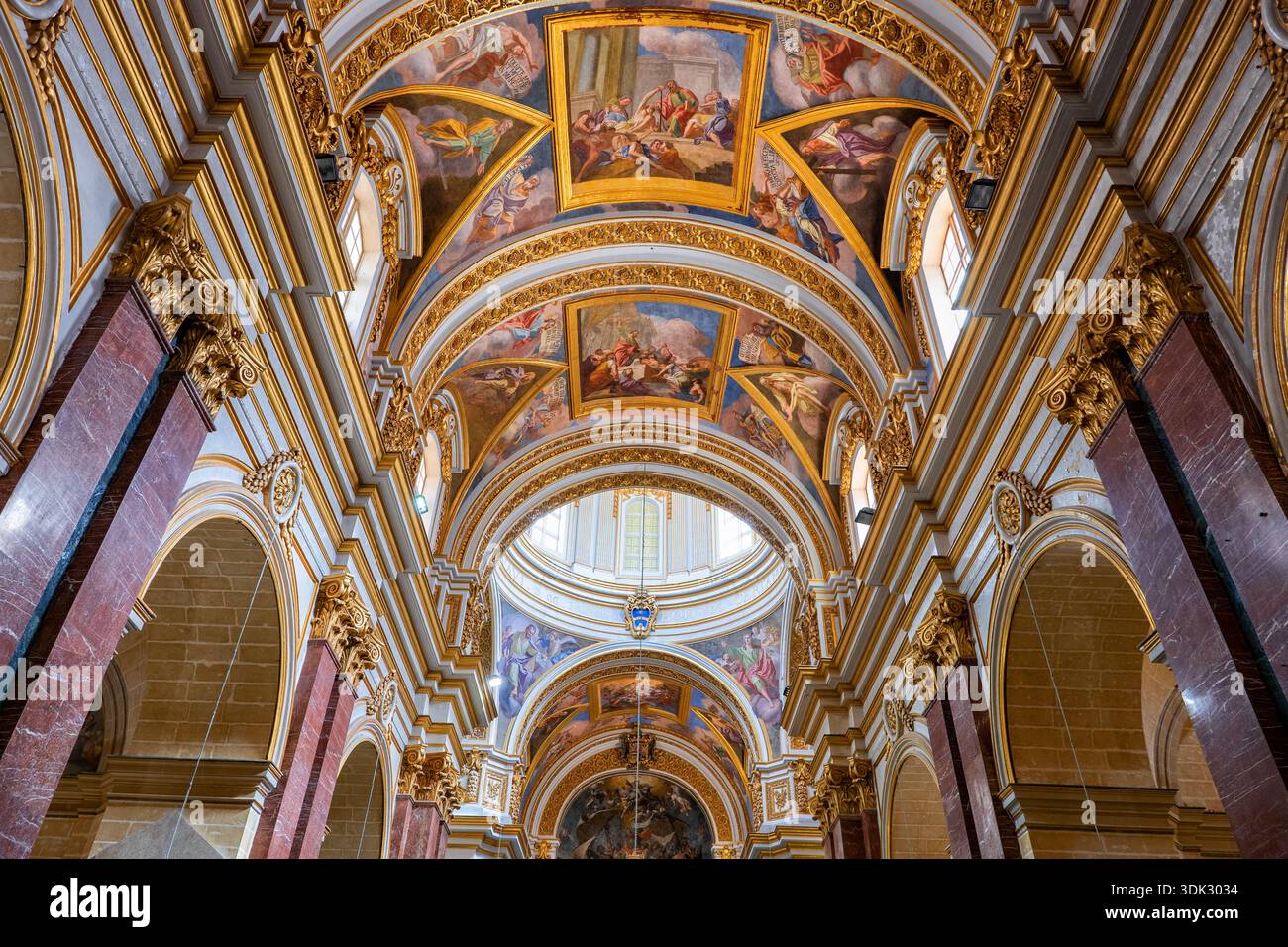 Innere der Metropolitan Cathedral of Saint Paul in Mdina, Malta. Das Wahrzeichen der Stadt im Barockstil aus dem 17. Bis 18. Jahrhundert. Stockfoto