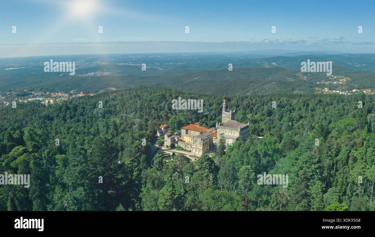 Drohnenblick auf die wunderschöne Landschaft Bussaco Palast in Luso Portugal Europa Schönheit Natur Altstadt Architektur grüner Wald Berge Stockfoto