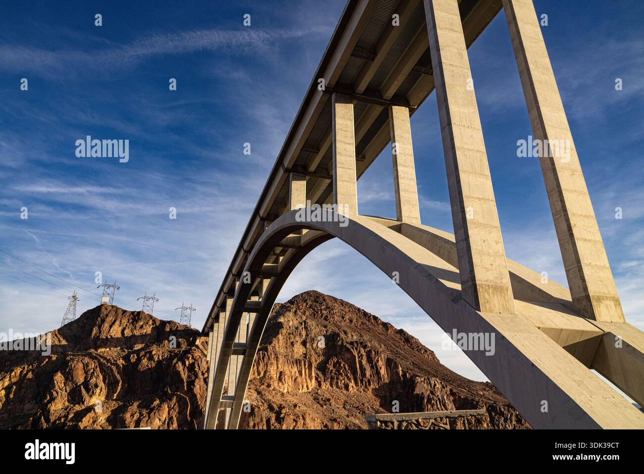 Blick auf den Hoover Dam an der Grenze zwischen Nevada und Arizona, USA, der den Colorado River überspannt und den Lake Mead bildet. Stockfoto