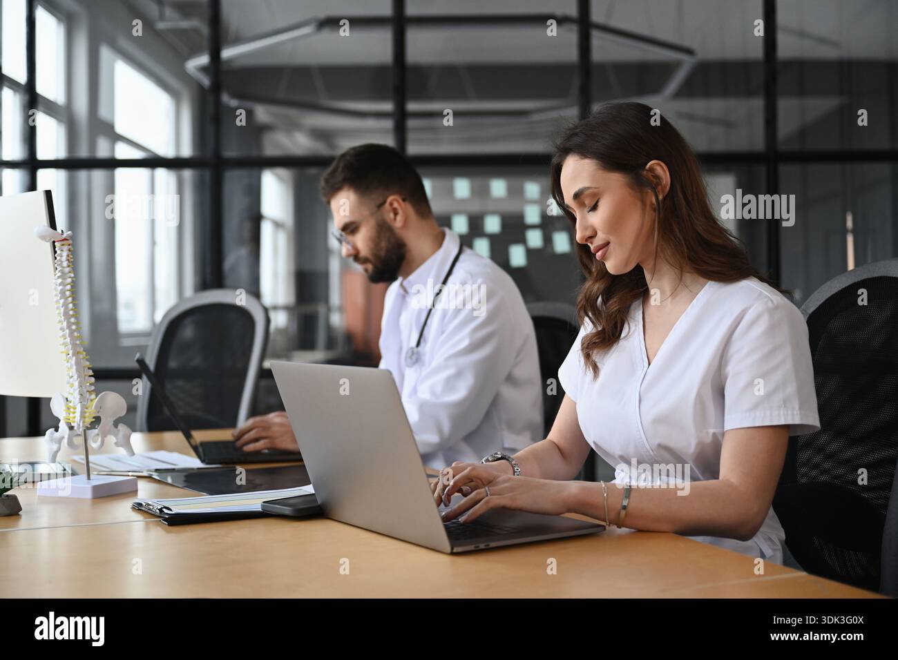 Zwei Ärzte sind im Büro. Stockfoto