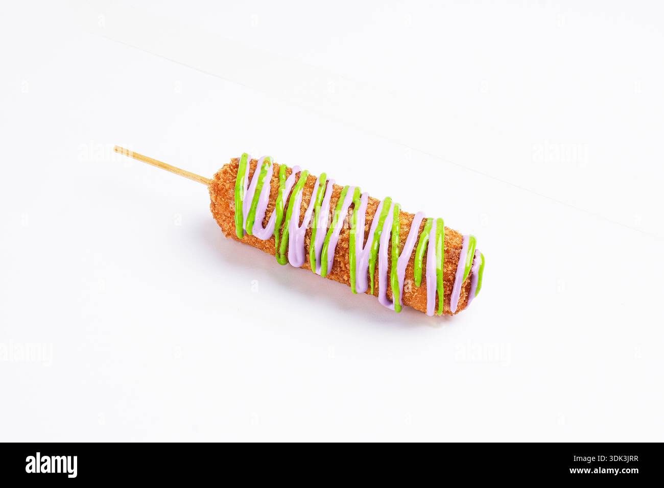 Knuspriger Snack Mit Lebhaften Belägen. Saftiger Wurstspieß Mit Vibrierenden Sauce Drizzle Stockfoto