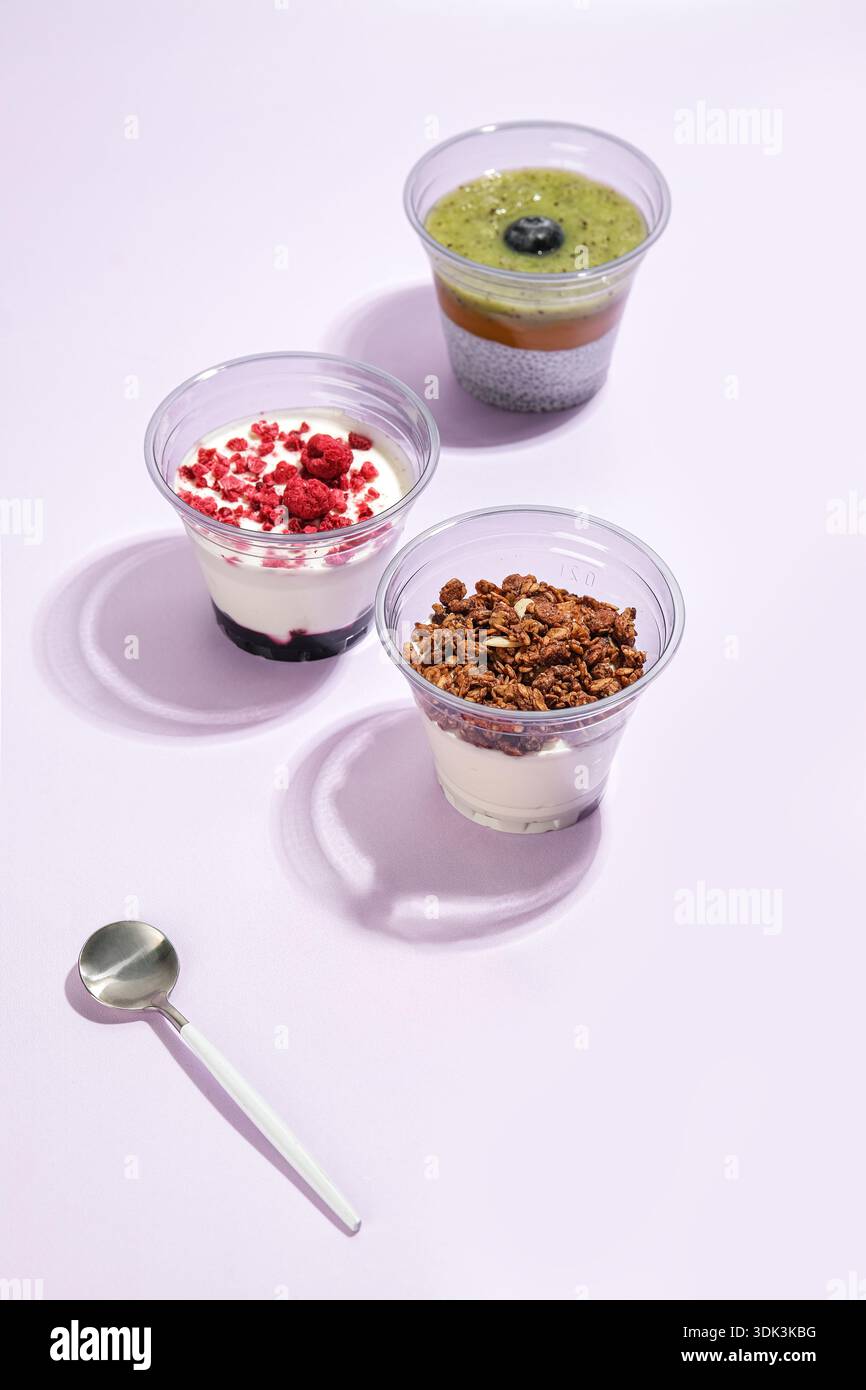 Elegantes Food-Styling Mit Nahrhaftem Parfait Mit Beeren Und Samen Auf Sauberem Tisch Stockfoto
