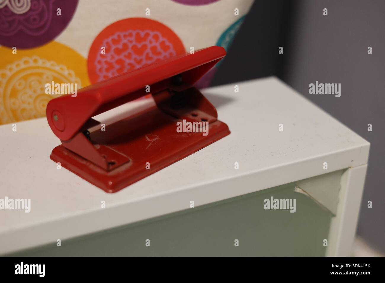 Papierstanzgriff Maschine, rote Farbe Stockfoto