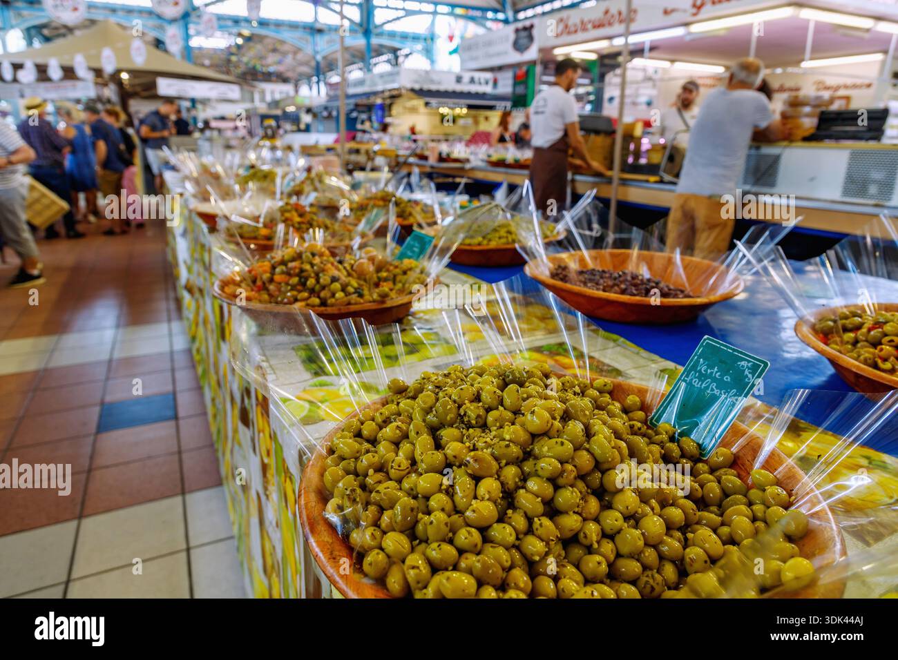 Feinkoststand mit Oliven in der Markthalle Les Halles in Dijon, Burgund, Côte-d'OR, Frankreich Stockfoto