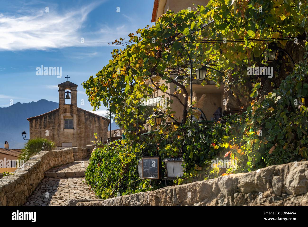 Die Chapelle Sainte-Anne et des Bergers im Dorf Sant'Antonino in der Balagne in Korsika, Frankreich Stockfoto