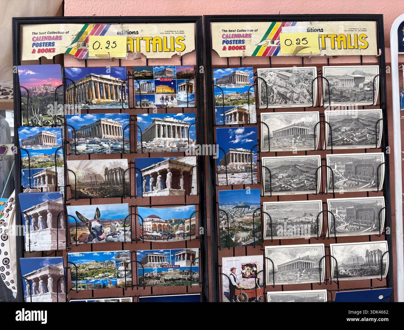 Parthenon, Akropolis von Athen. Ikonische dorische Tempelstruktur Postkarten, die an einem Touristenstand in Griechenland ausgestellt werden. Stockfoto