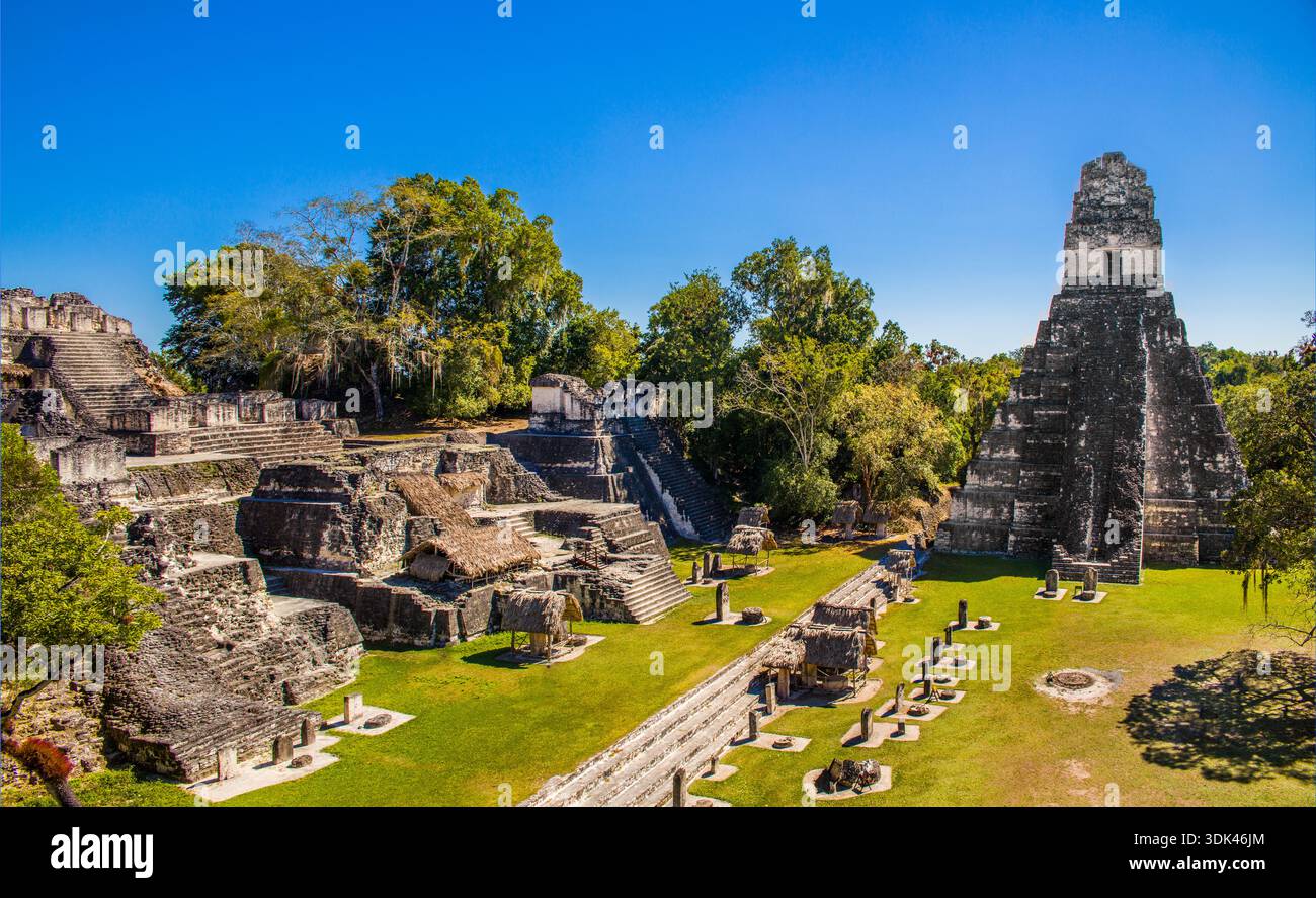 Der große Platz mit Nordakropolis, antiken Maya-Tempelruinen, Tikal, Guatemala, Zentralamerika Stockfoto