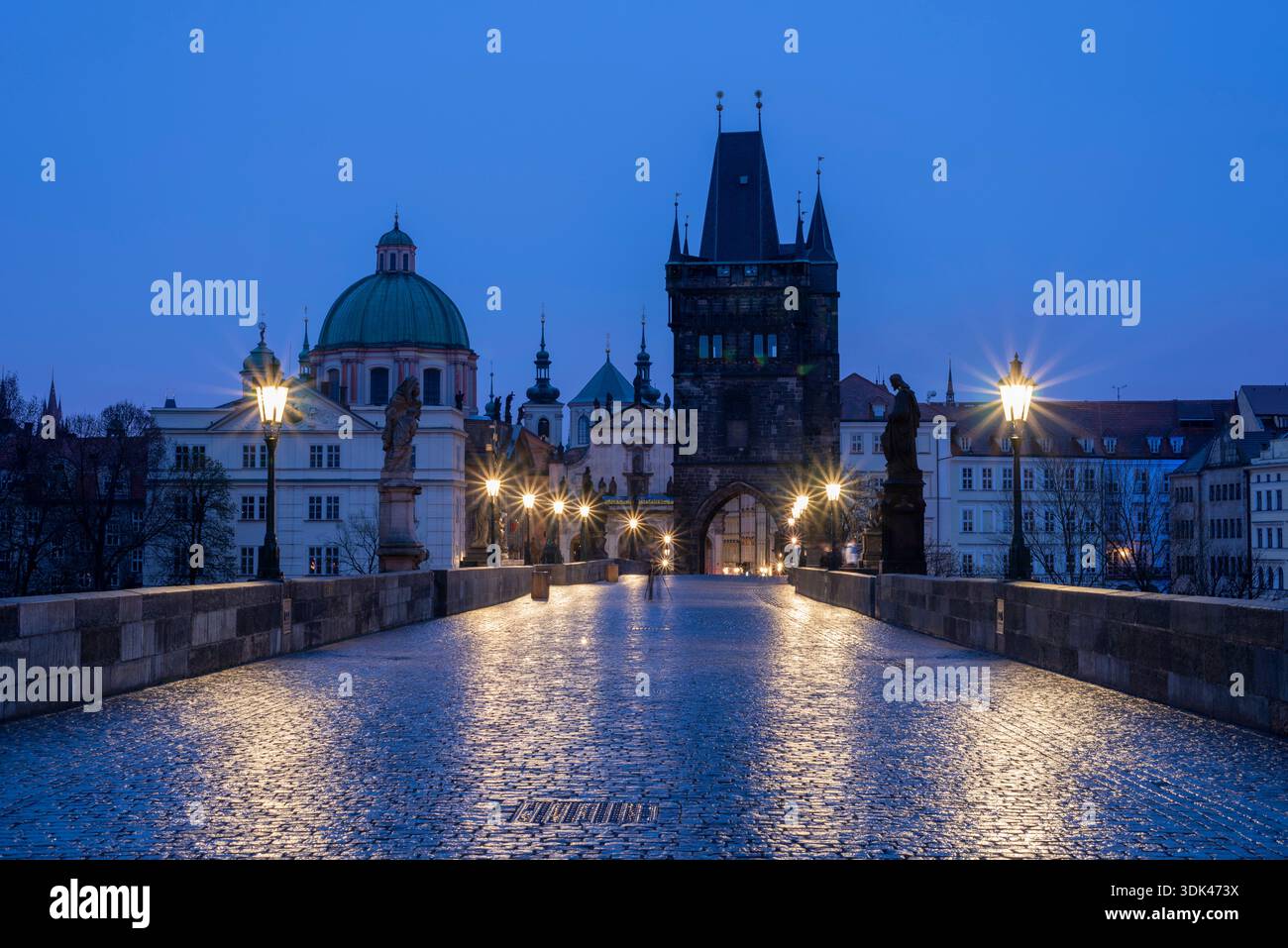 Blick von der Karlsbrücke auf den Brückenturm bei Nacht, Prag, Tschechische Republik Stockfoto