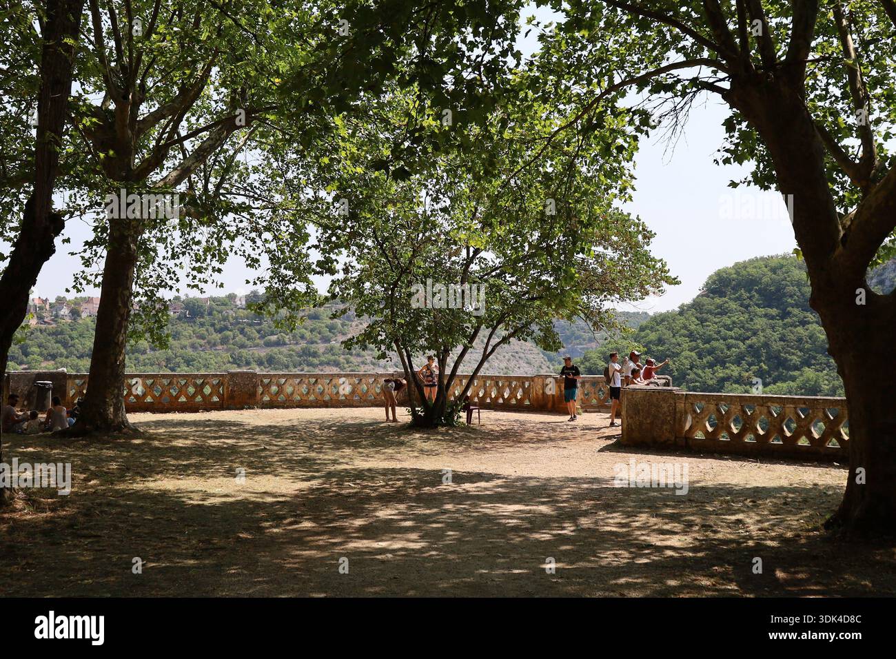 Grande Esplanade piétonne surplombant la Campagne autour du Village, Village de Rocamadour, Département du Lot, Frankreich Stockfoto