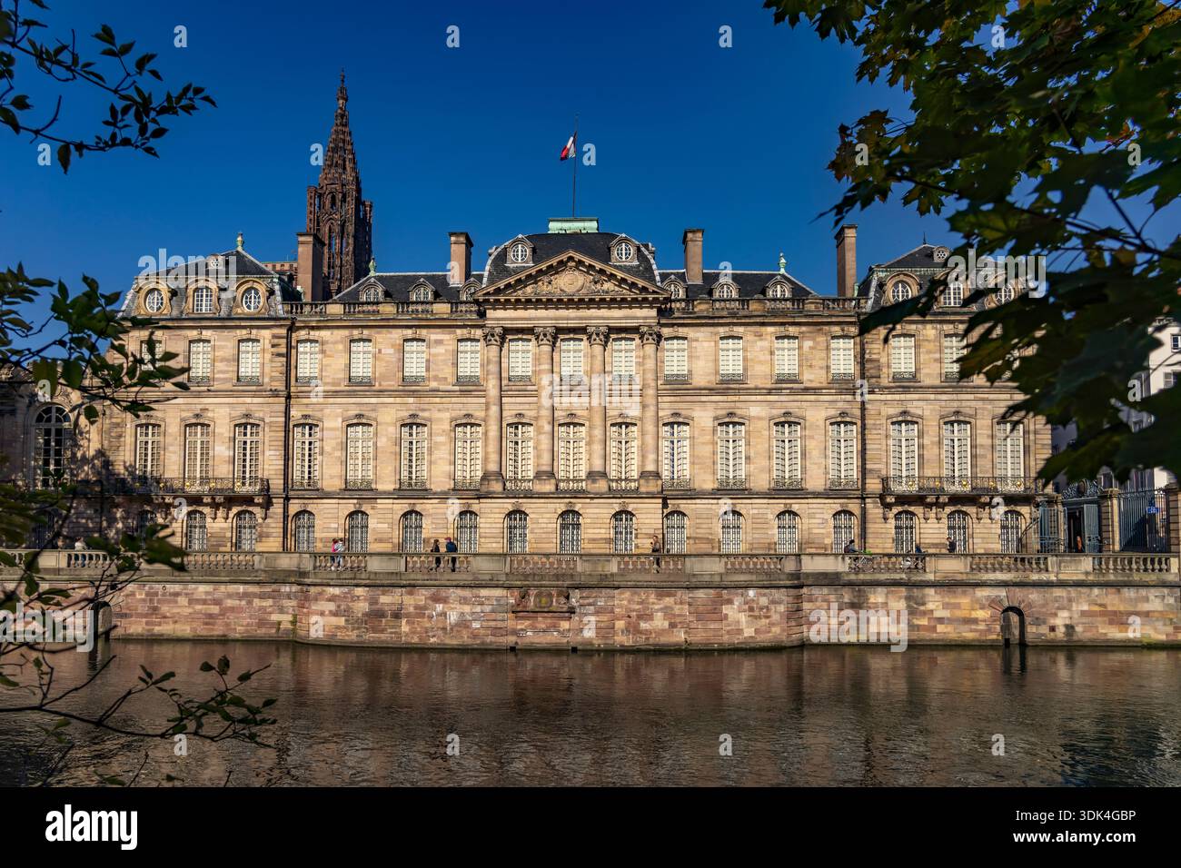Palais Rohan und der Ill in Straßburg, Elsass, Frankreich Stockfoto