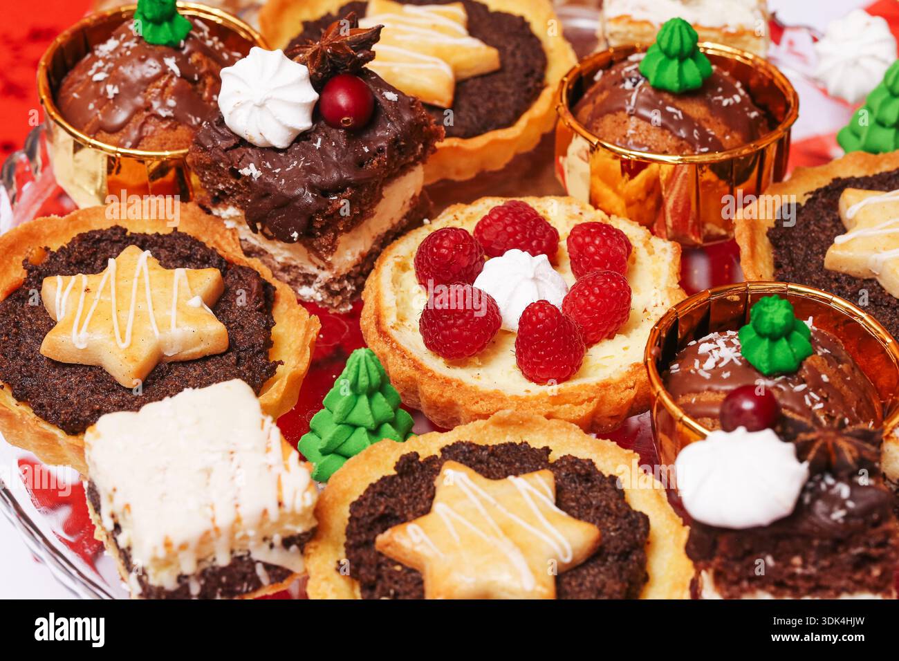 Hausgemachte Kuchen und Desserts auf festlichem Tisch. Süßgebäck-Sammlung und Bäckerei-Leckereien aus der Nähe während der Feier. Stockfoto