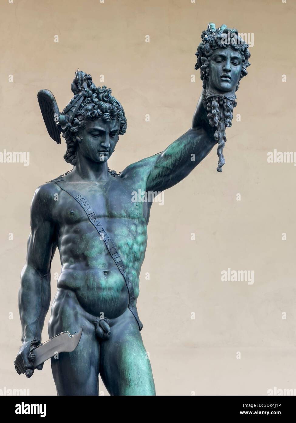 Bronzeskulptur Perseus mit dem Kopf der Medusa von Benvenuto Cellini in der Loggia dei Lanzi auf der Piazza della Signoria in Florenz, Italien. Stockfoto