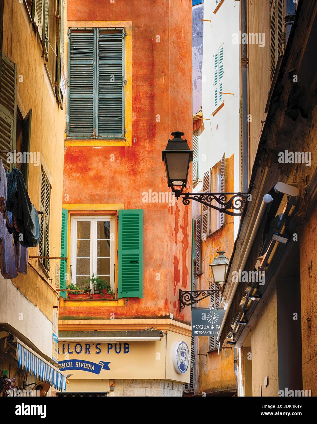 Niedriger Blick auf farbenfrohe Häuser mit Fensterläden, Old Nice, Alpes Maritimes, Cote D'Azur, Frankreich Stockfoto