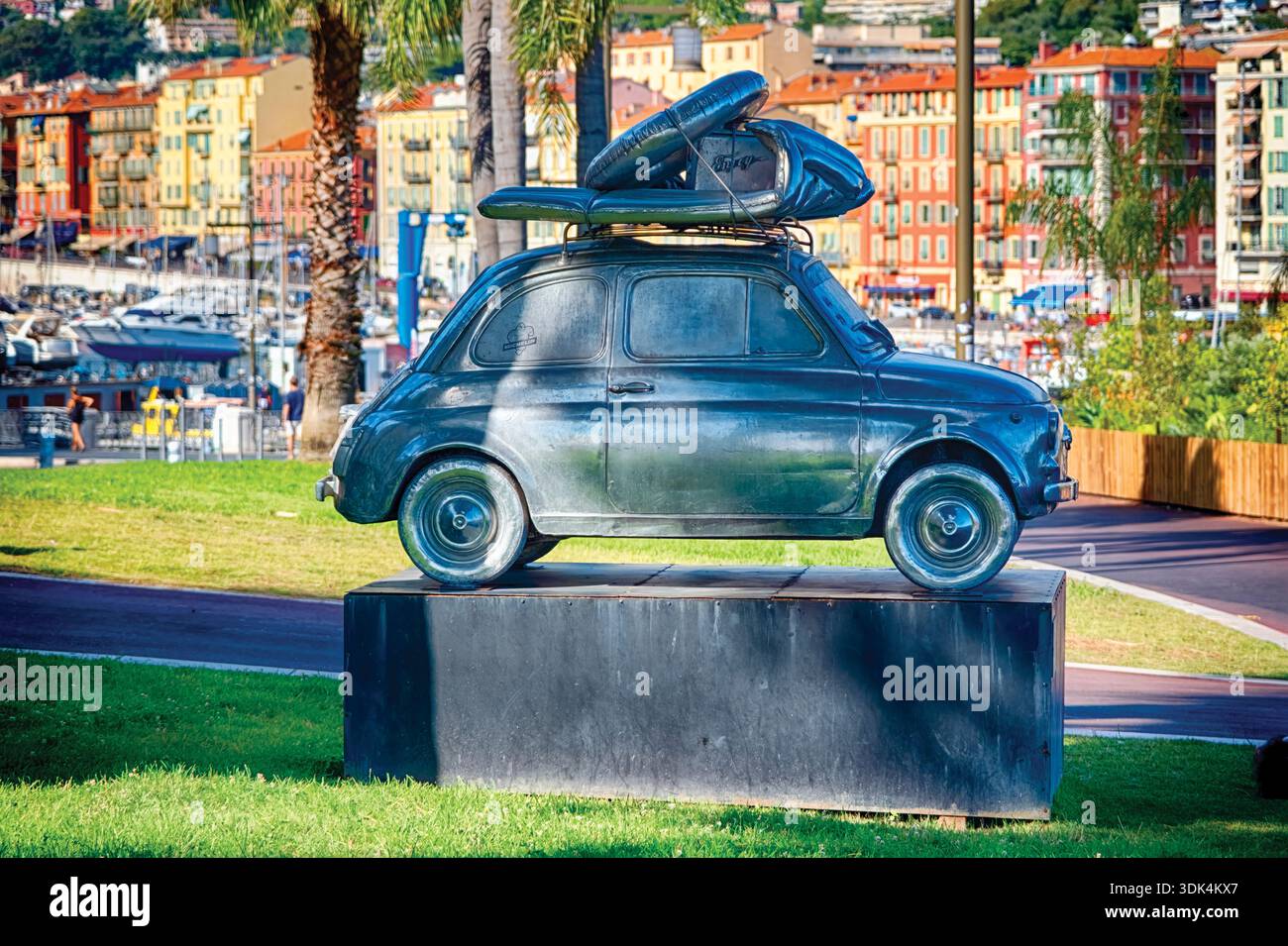 Blick auf ein kleines Auto, Fiat 500 gegossene Alumium-Skulptur mit dem Titel 'ASunday in Nizza' von Bildhauer Stephane Cipre auf der Promenade des Anglais in Port Lympia Stockfoto