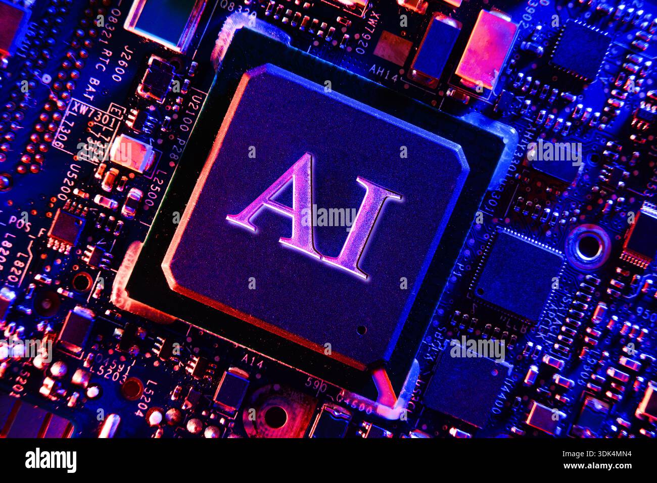 Nahaufnahme eines Chips für künstliche Intelligenz auf einer glühenden Leiterplatte, der fortschrittliche Computertechnik, maschinelles Lernen und futuristische digitale Technologie repräsentiert Stockfoto
