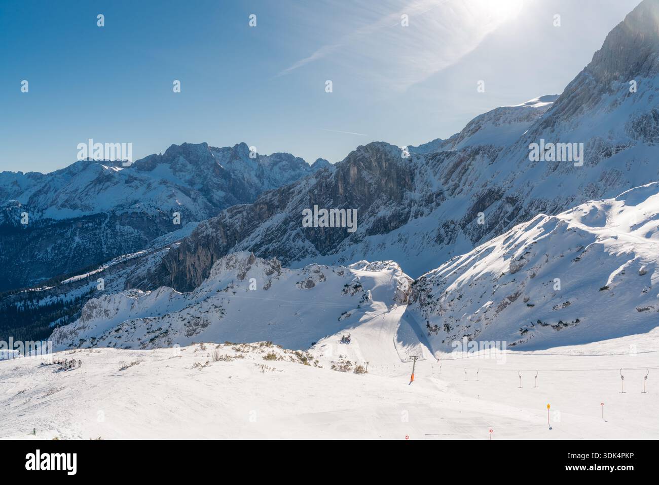 Skifahrer genießen einen sonnigen Wintertag auf Pisten in den Bayerischen Alpen Stockfoto