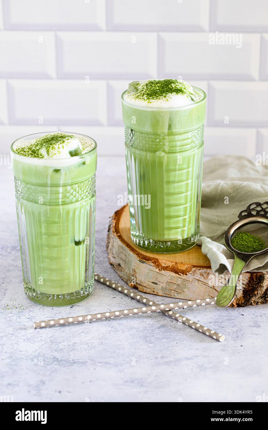 Veganer Matcha Latte mit aufgeschäumter Hafermilch Stockfoto
