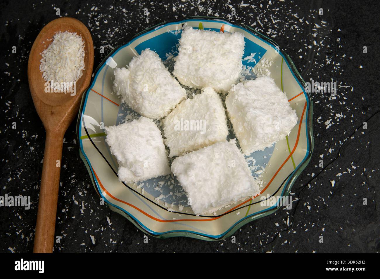 Typisch brasilianische Süßigkeit namens Maria-Mole, eine Art weicherer Marshmallow, auf schwarzem Hintergrund Stockfoto
