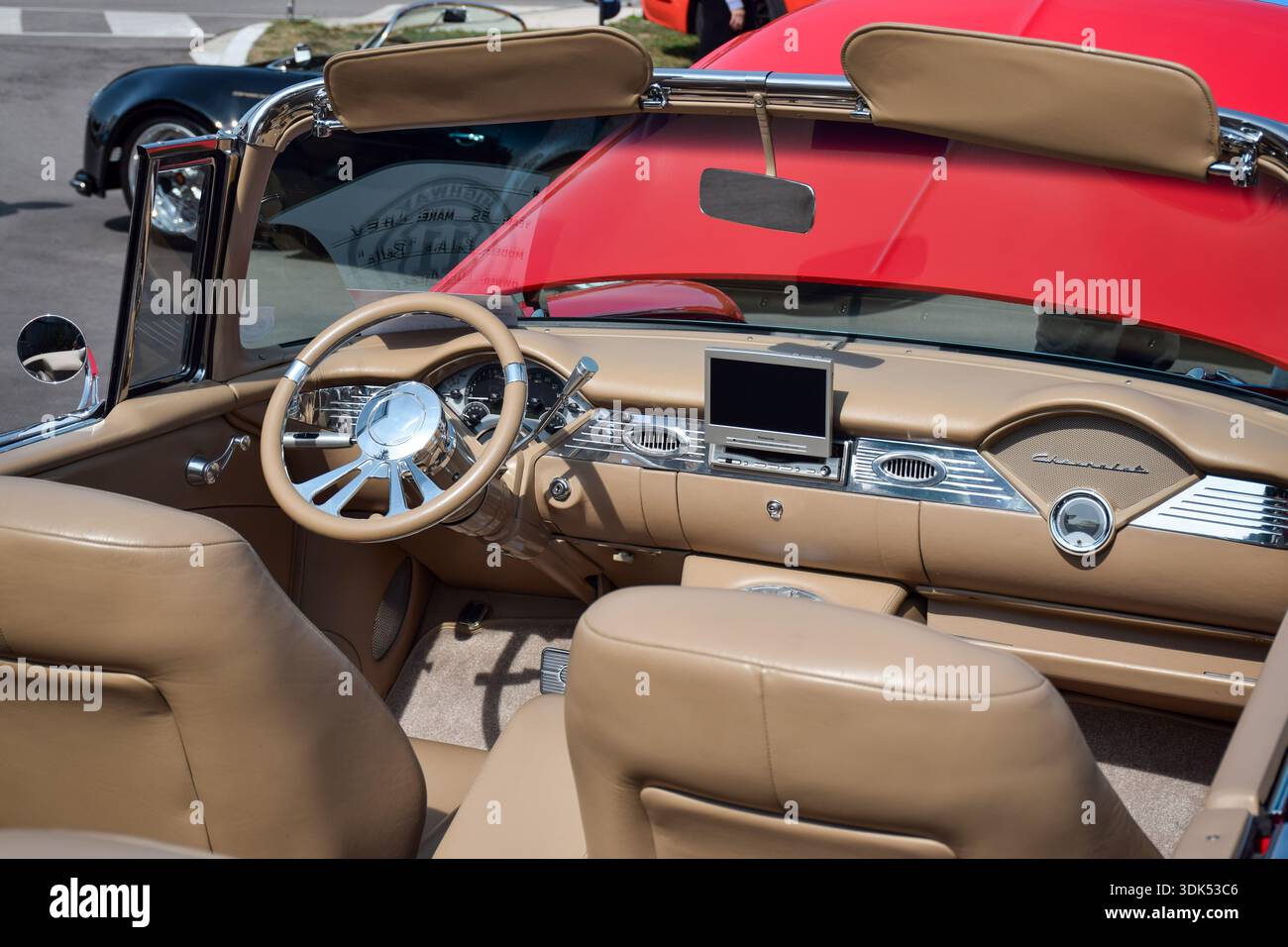 21. September 2025 – East Gwillimbury, Ontario, Kanada: Innenansicht eines klassischen roten Chevrolet Bel Air Cabriolets mit modernem Panasonic Vide Stockfoto