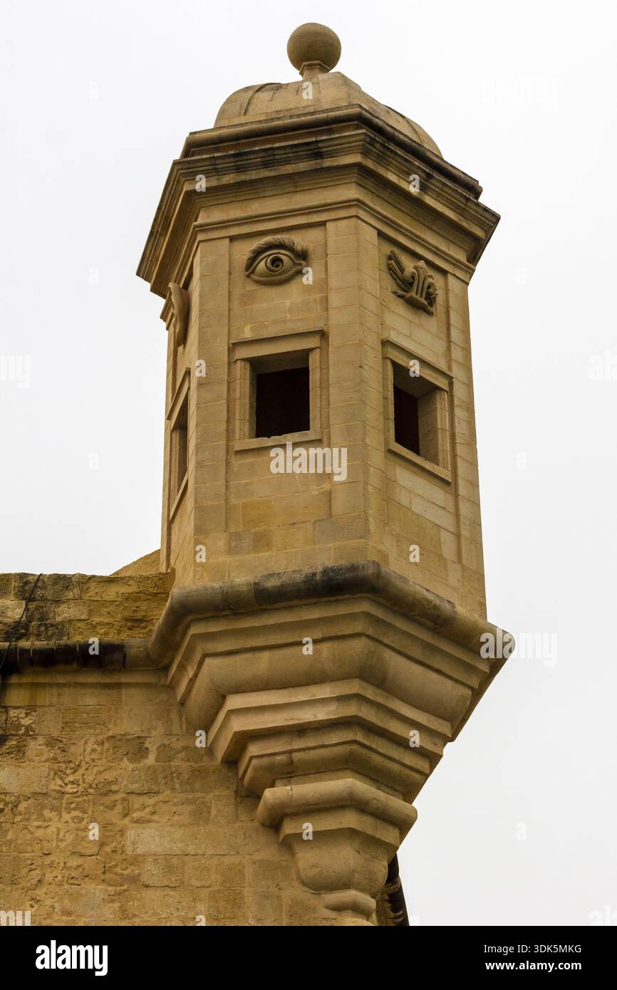 Historischer Steinturm Mit Dekorativen Augenschnitzereien Am Eckbefestigungsturm, Antike Architektonische Fassadendetails Stockfoto