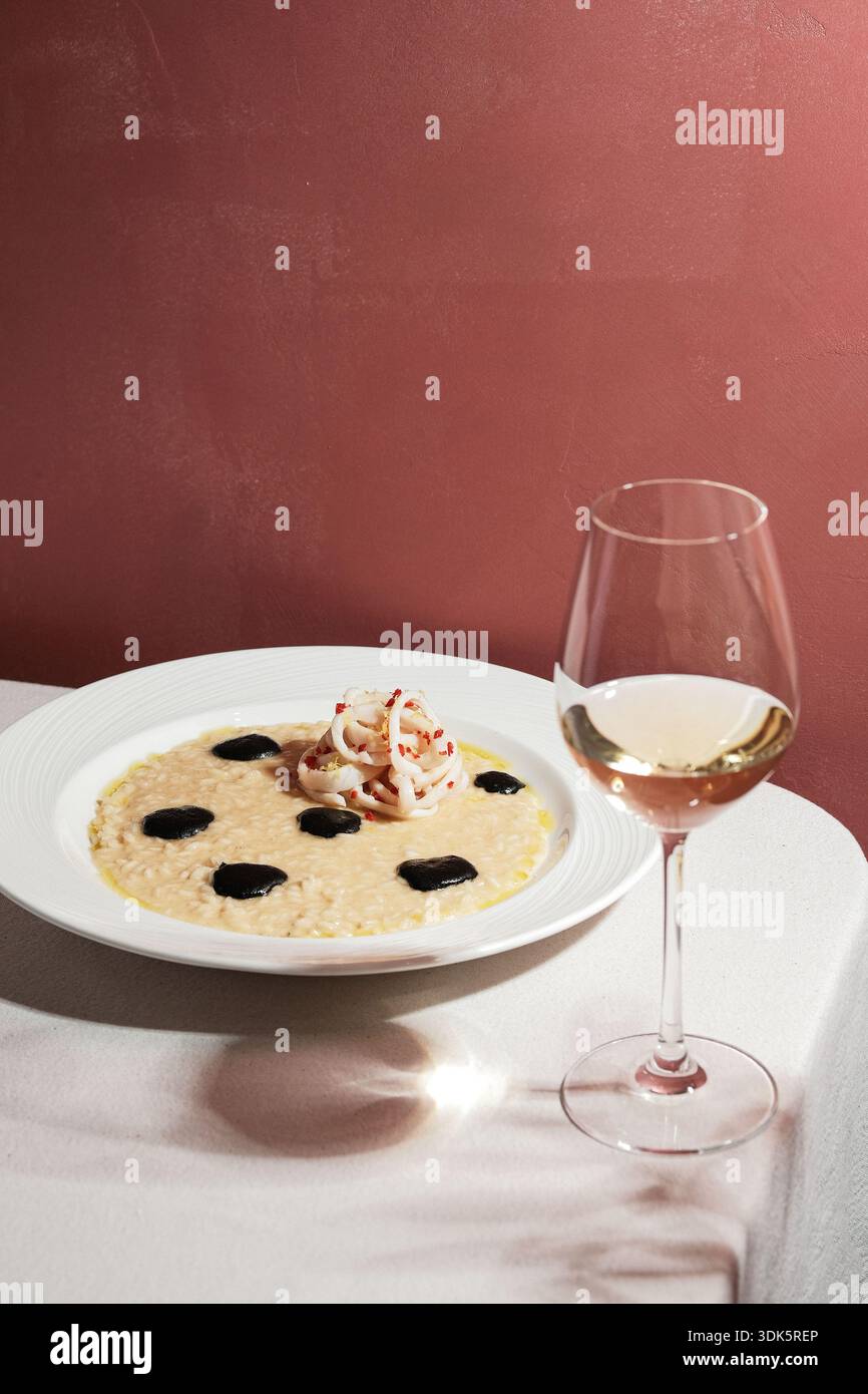Cremiger Trüffelreis gepaart mit aromatischem Öl und knusprigem Wein Stockfoto
