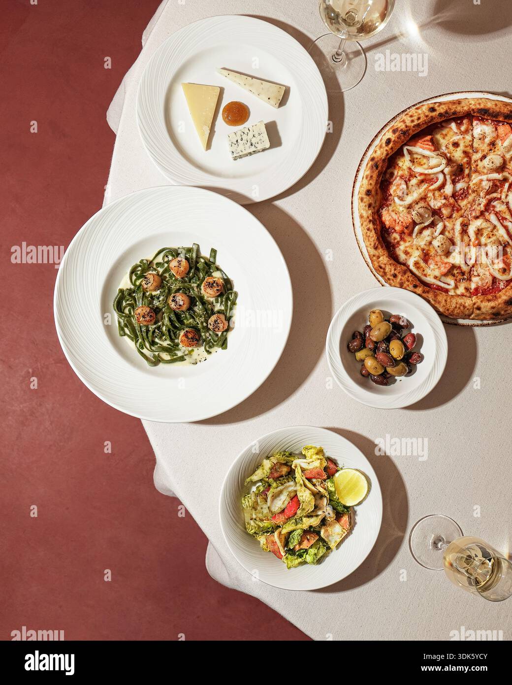 Einladendes gemeinsames kulinarisches Erlebnis mit abwechslungsreichen, geschmackvollen Speisen und Getränken Stockfoto