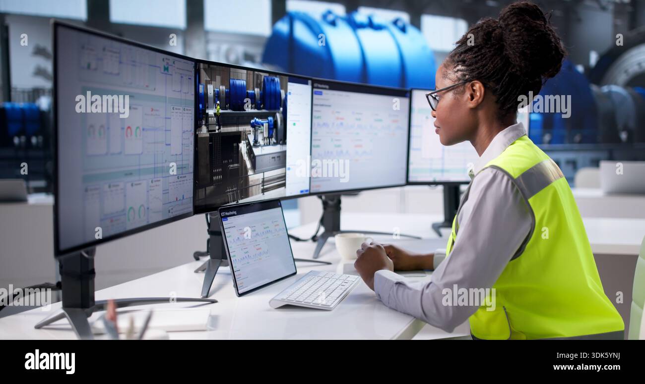 Junge Ingenieurin, die industrielle Systeme mit 3D-CAD-Software optimiert Stockfoto