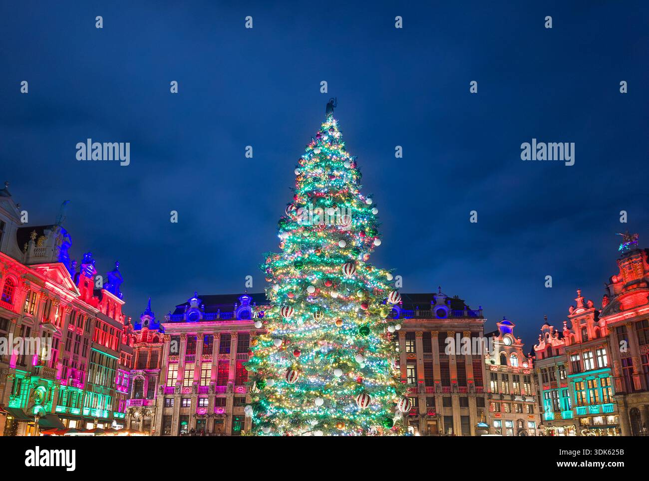 Festlicher Weihnachtsbaum auf dem Brüsseler Grand-Place, umgeben von historischen Gildensälen und warmen Weihnachtslichtern, die die zauberhafte Winteratmosphäre der insel einfangen Stockfoto