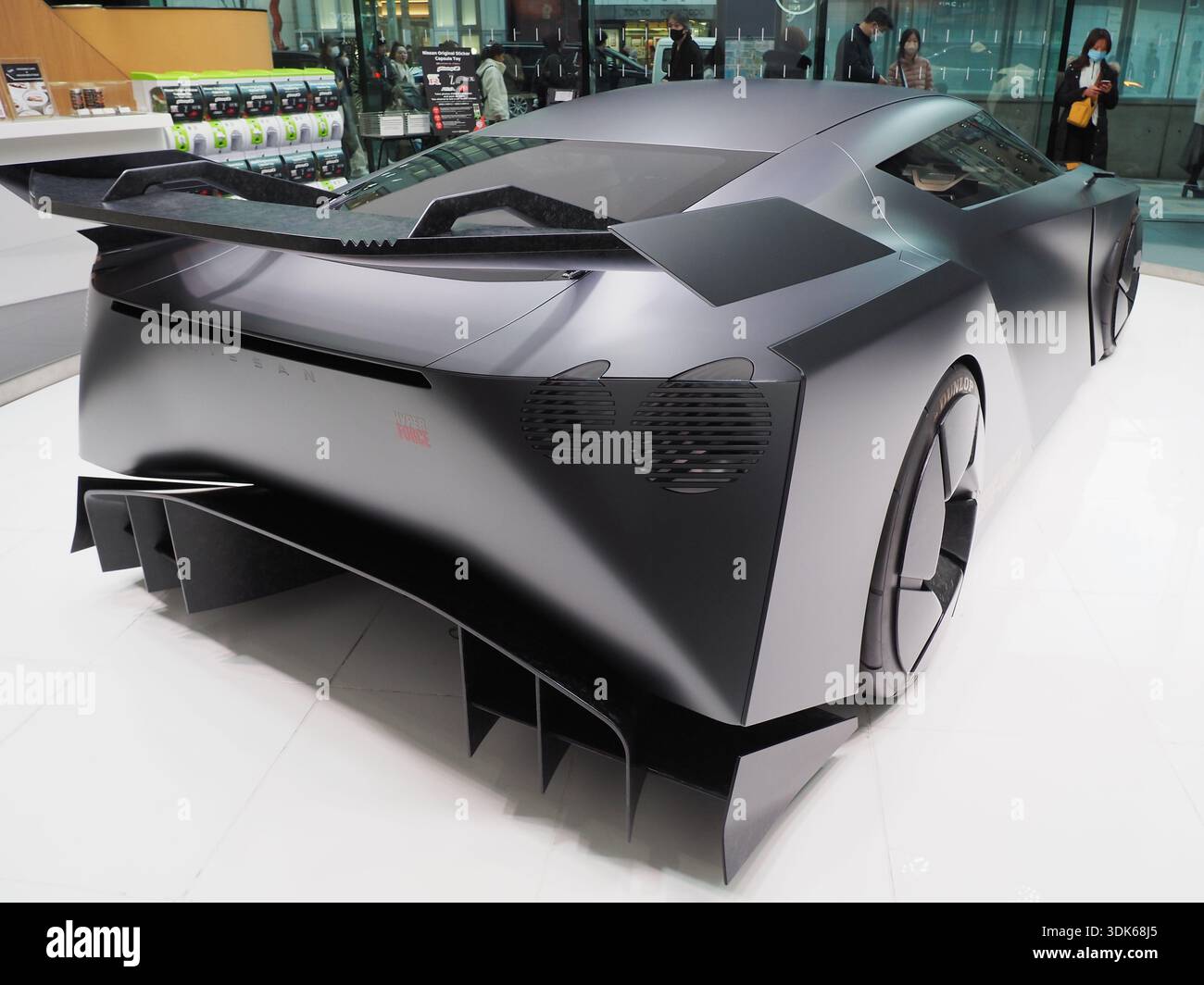 TOKIO, JAPAN - 16. Januar 2025: Detail einer Nissan Hyper Force im Nissan Crossing Showroom am Ginza Place. Stockfoto