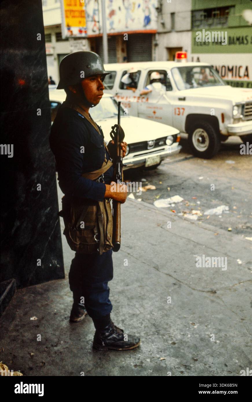 Ein Mitglied der gefürchteten guatemaltekischen Finanzpolizei im Dienst in Guatemala-Stadt, Februar 1982 Stockfoto