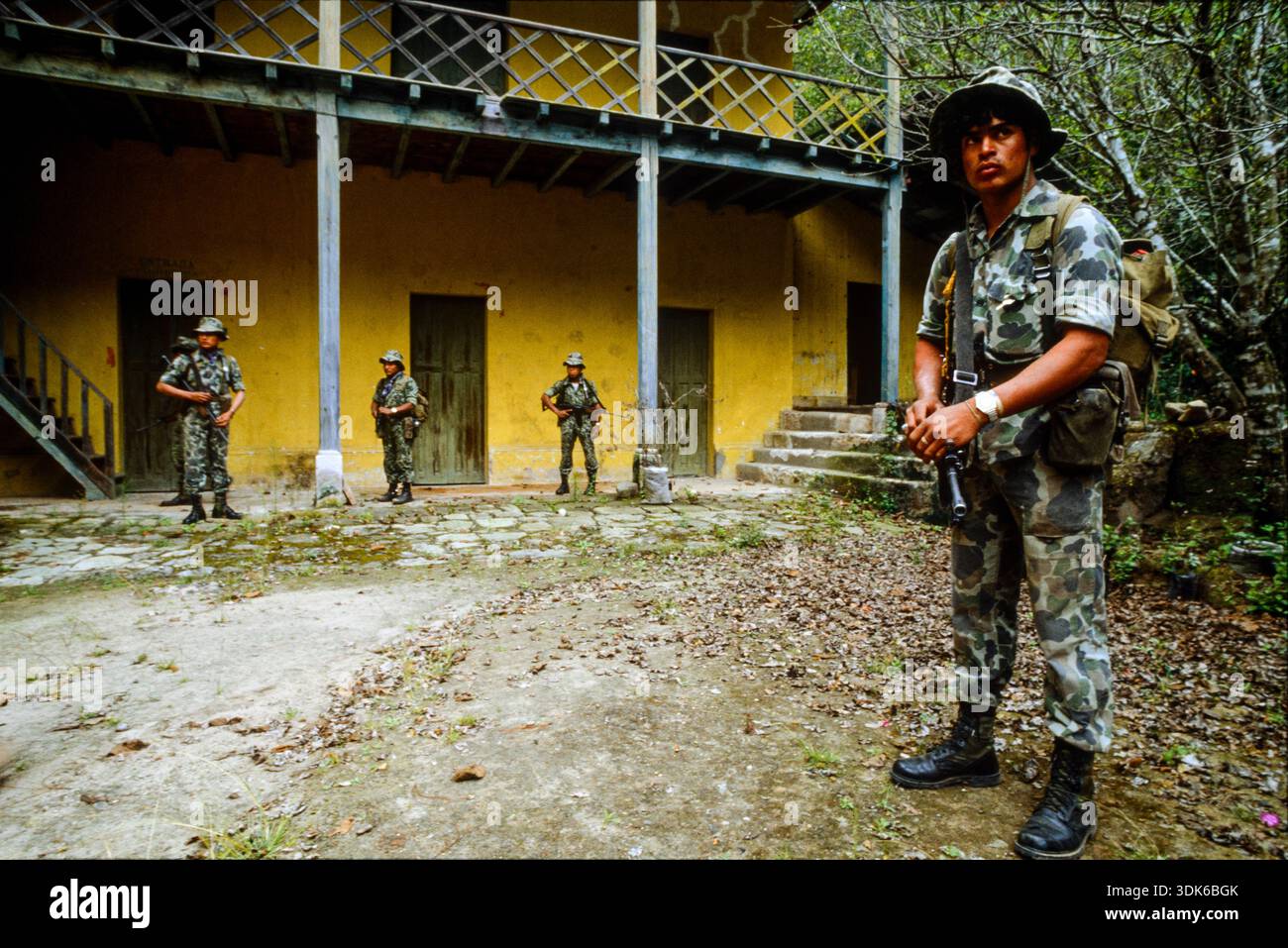 Soldaten aus der guatemaltekischen Miltary auf Patrouille nach einer EGP-Guerilla-Straßensperre auf dem Pan American Highway, die die EGP eingerichtet hat, um das Mitführen von Soldaten zu verhindern Stockfoto