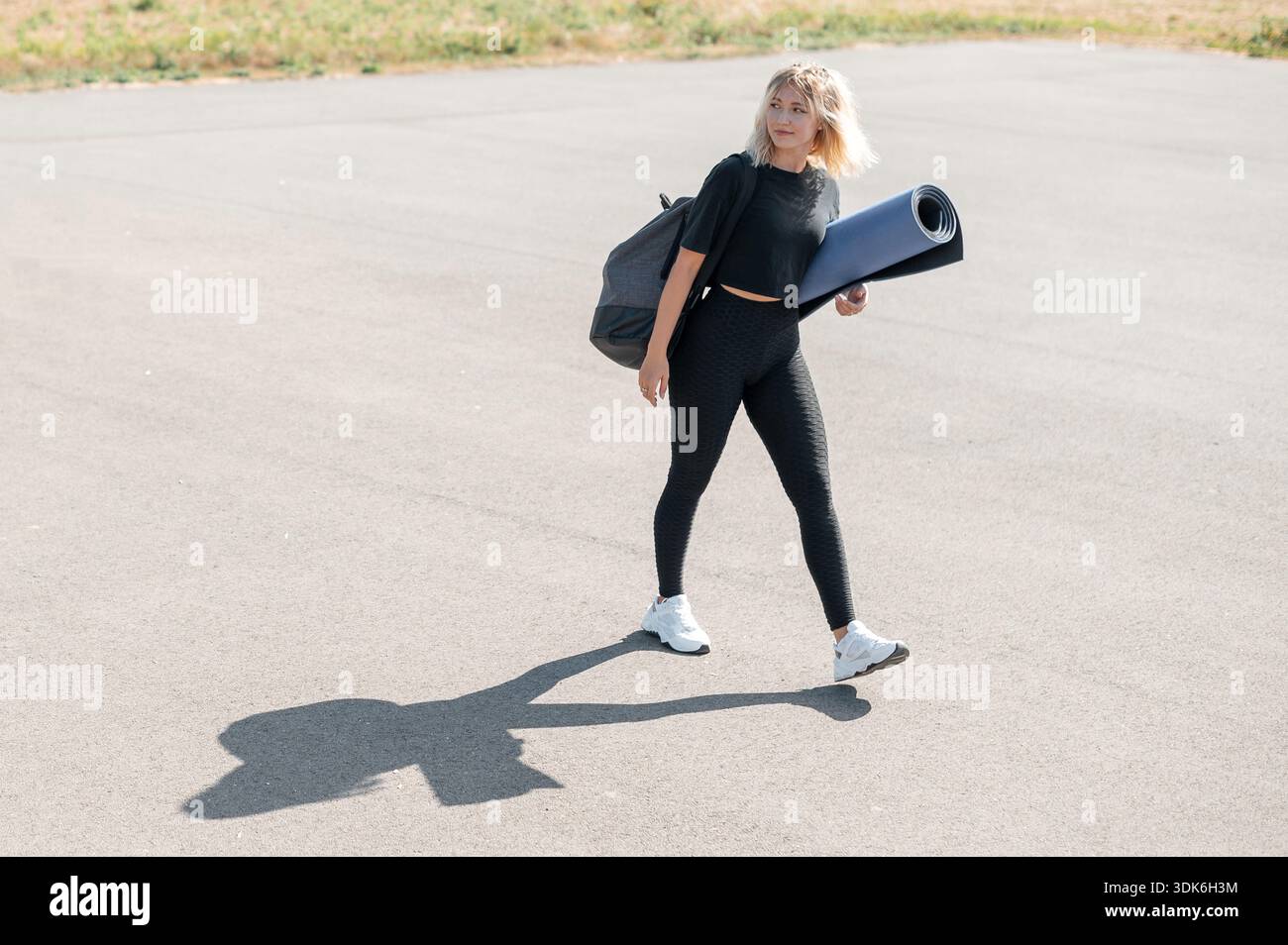 Frau mit Yogamatte und Sporttasche Stockfoto