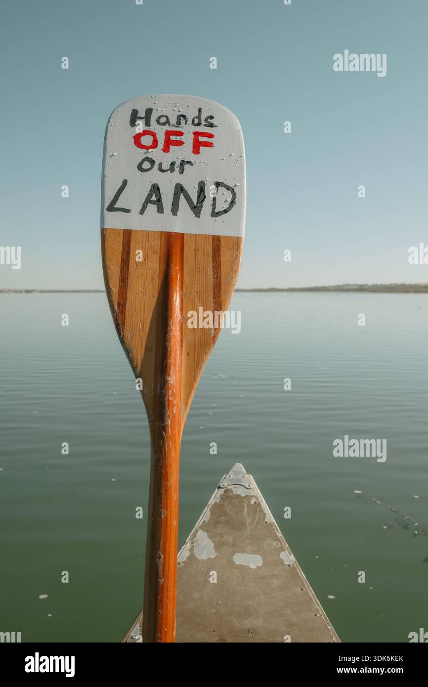 Kanu paddeln mit Händen von unserer Landbotschaft im See Stockfoto