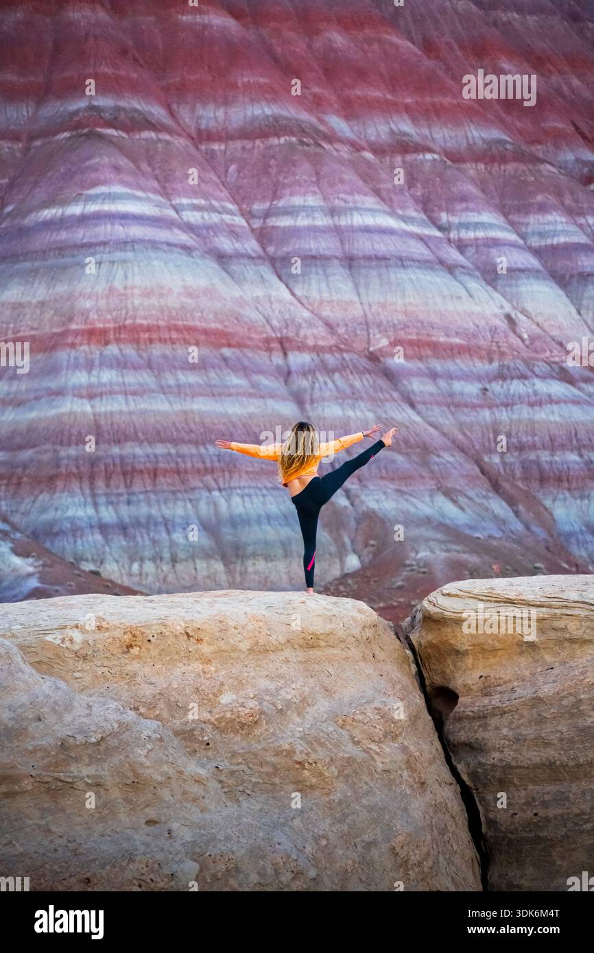 Barfuß-Yoga in den bunten Utah Wüstenbadlands Stockfoto
